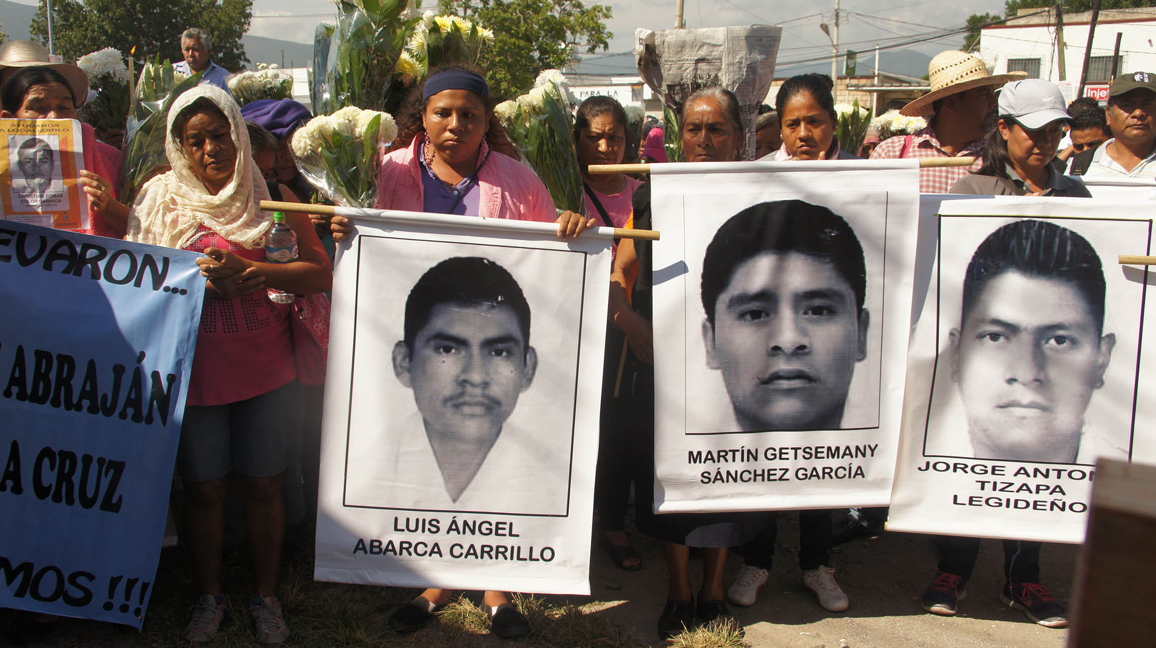 http://www.tlachinollan.org/wp-content/uploads/2014/11/Madres-Ayotzinapa-cruces-iguala.jpg