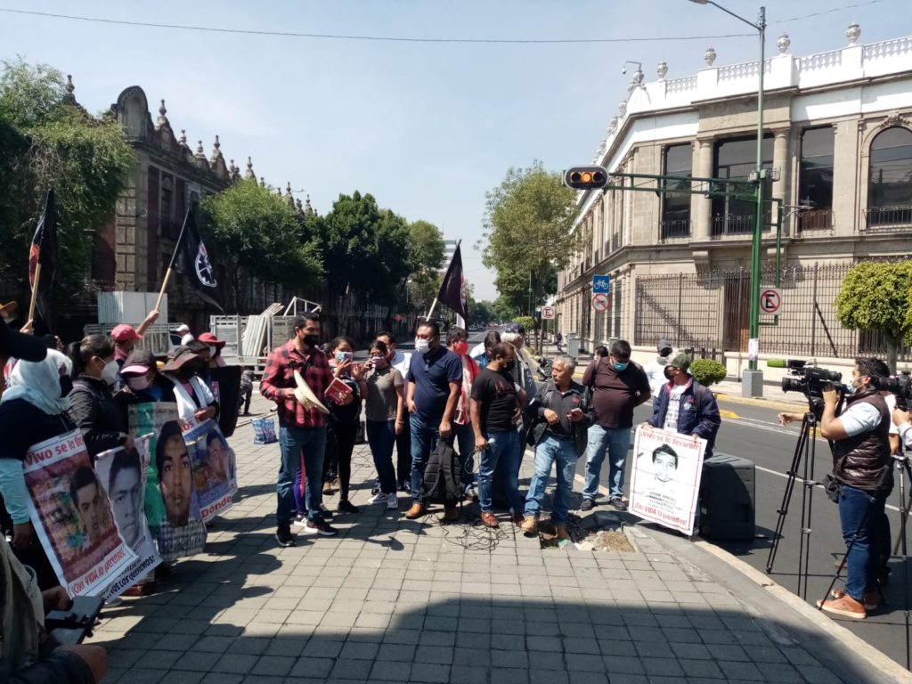 Madres y padres de los 43 en plantón por la libertad y la justicia