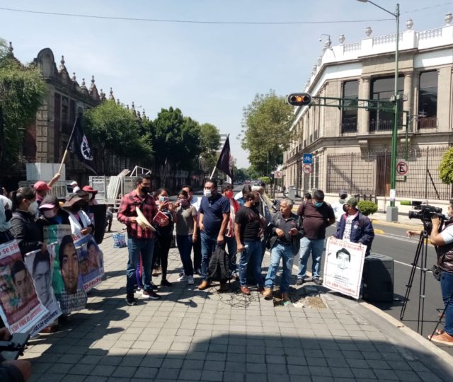 Madres y padres de los 43 en plantón por la libertad y la justicia