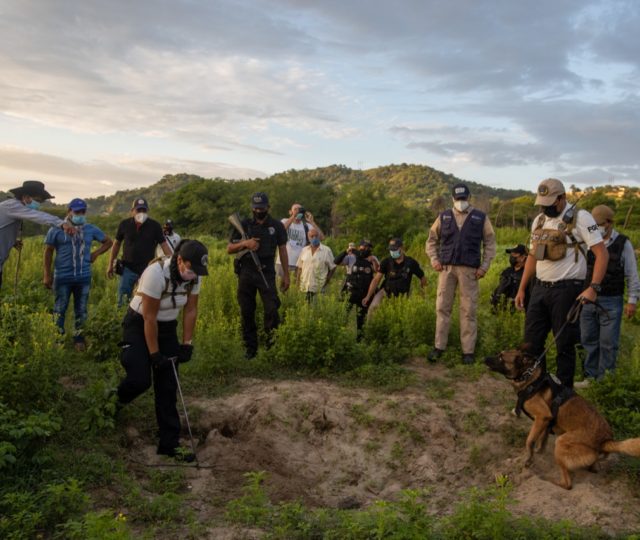 “No encontrar a mi hermano en las fosas o veredas, nos da esperanza de que sigue vivo”