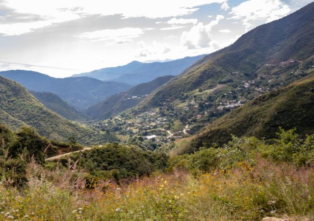 Con la fuerza de su dignidad. Niña del pueblo Na Savi huye de su domicilio
