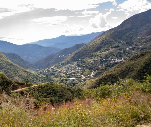 Con la fuerza de su dignidad. Niña del pueblo Na Savi huye de su domicilio