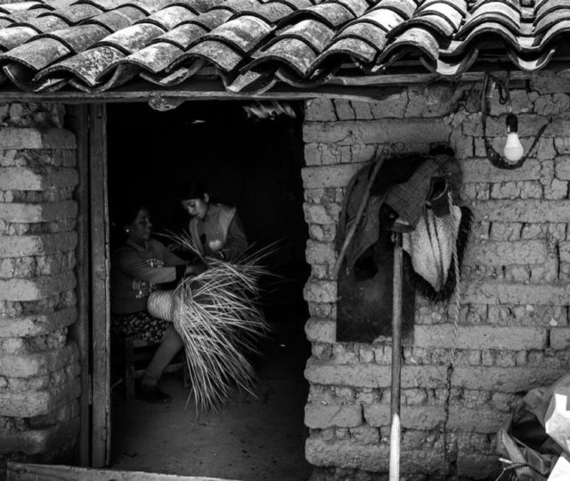 Mujeres que tejen en la Montaña de Guerrero
