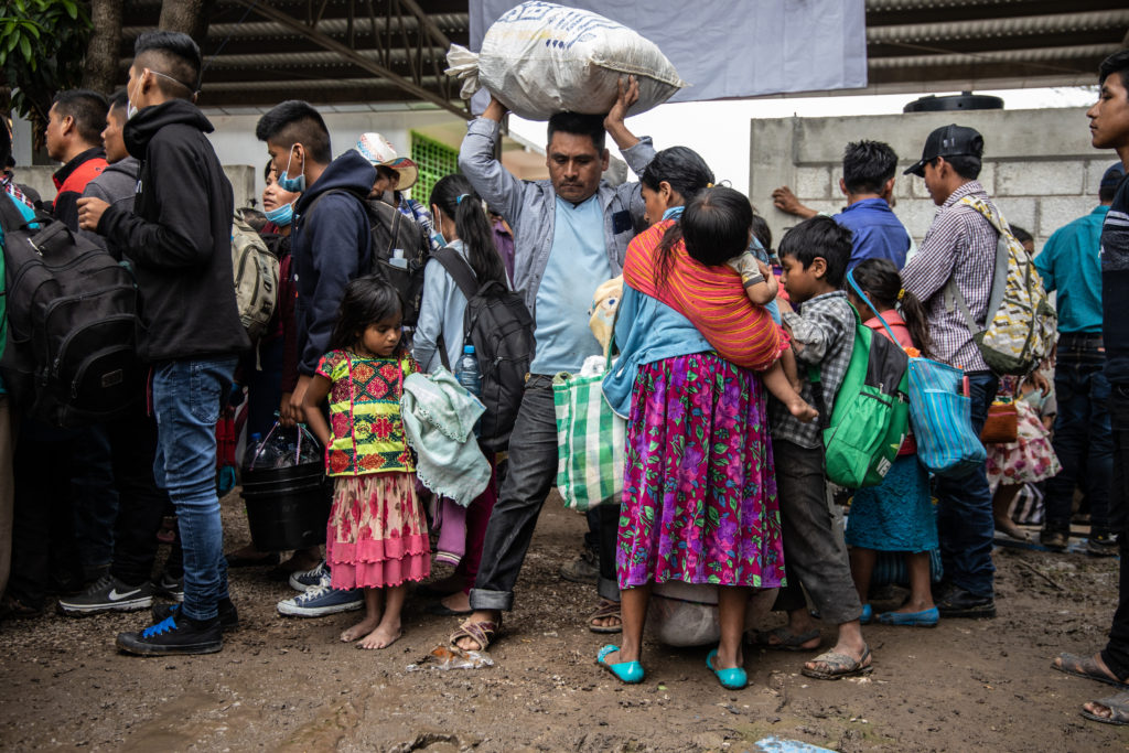 La esperanza de familias jornaleras en los surcos de la explotación