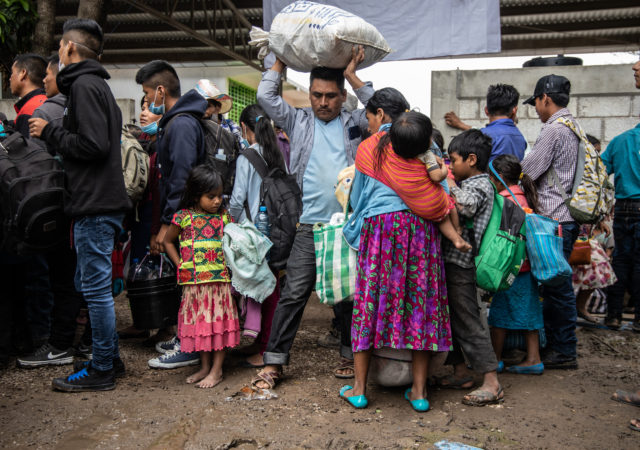 La esperanza de familias jornaleras en los surcos de la explotación