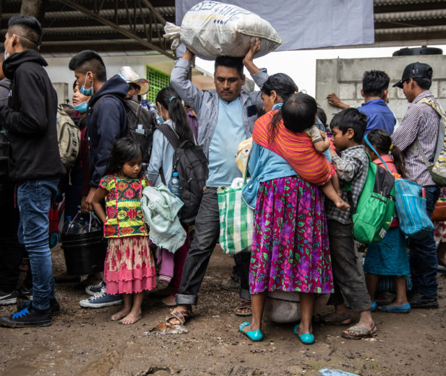 La esperanza de familias jornaleras en los surcos de la explotación