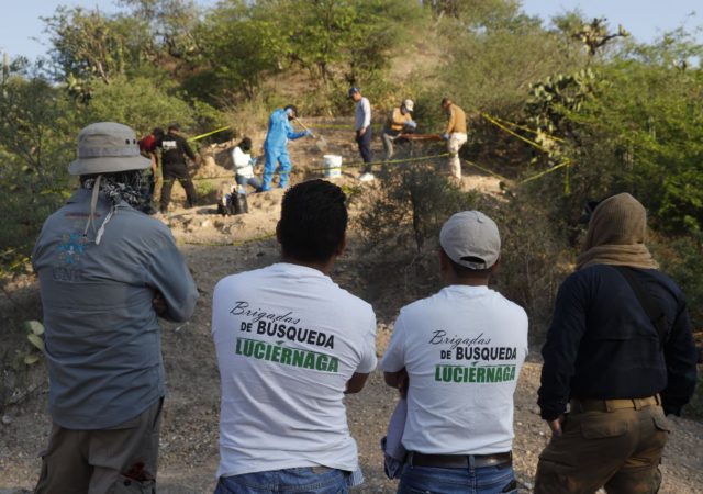 Familiares de desaparecidos hallan más de 12 restos óseos humanos en Tlapa