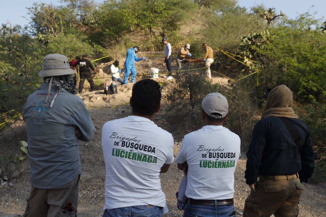 Familiares de desaparecidos hallan más de 12 restos óseos humanos en Tlapa