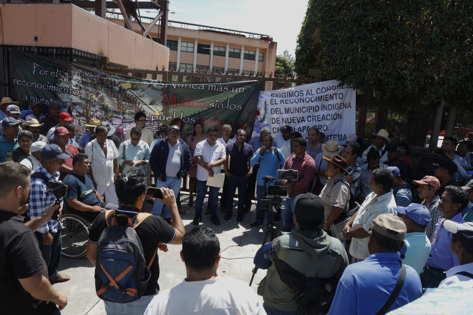 Autoridades comunitarias de la Costa-Montaña protestaron por sus derechos en el Congreso de Guerrero