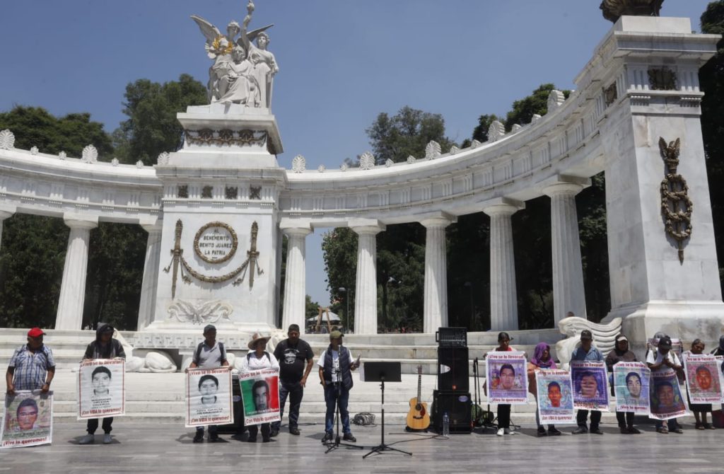 43, desencuartelar la verdad con los gritos y el ritmo de sus pasos en las protestas