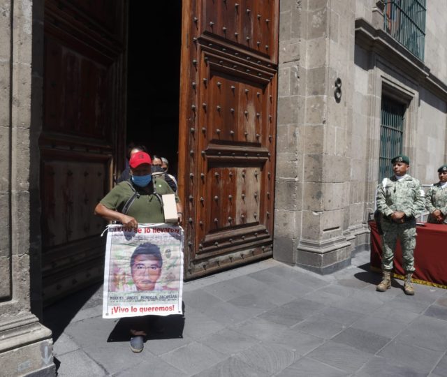 Sin los 43, el presidente de México defiende rotundamente al ejército