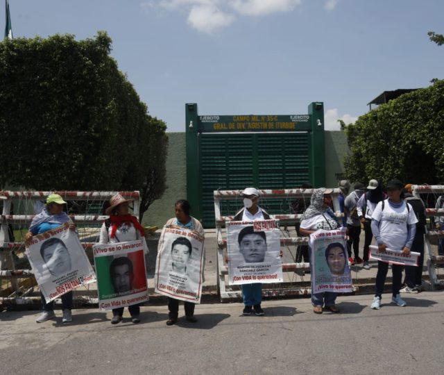 Madres y padres exigen la verdad al ejército, pero les lanzan gases lacrimógenos