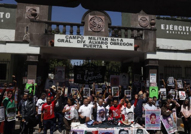 Las madres y padres rechazan la narrativa del gabinete de seguridad sobre la desaparición de los 43