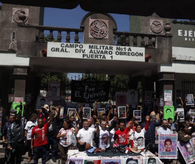 Las madres y padres rechazan la narrativa del gabinete de seguridad sobre la desaparición de los 43