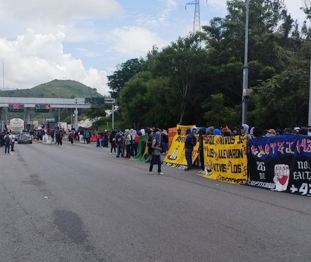 Normalistas exigen la aparición con vida de los 43