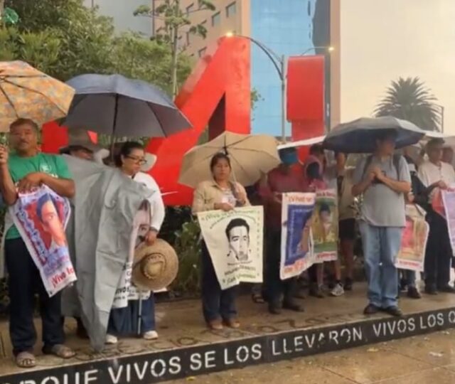 Con la esperanza de que regresen nuestros 43 hijos