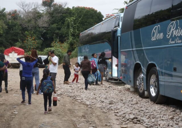 Tras el huracán John, familias jornaleras migraron en cinco autobuses a Sinaloa
