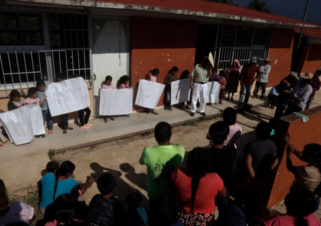 Gobernadora de Guerrero niega educación a 31 niñas y niños na savi de Loma Bonita en la Montaña