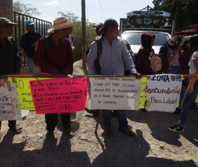 Familias indígenas de la Montaña bloquearon los accesos de Tlapa para exigir maestros