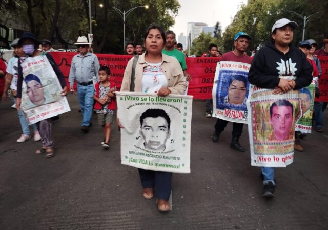 Madres y padres de los 43 esperan resultados en la reunión de mañana con Sheinbaum 