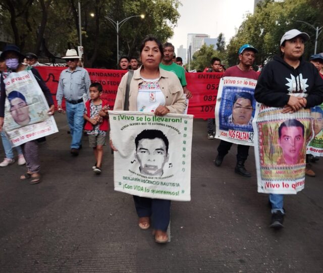 Madres y padres de los 43 esperan resultados en la reunión de mañana con Sheinbaum 