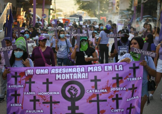 Niñas y jóvenes protestan contra los feminicidios en Tlapa