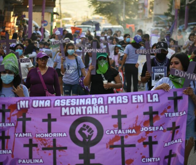 Niñas y jóvenes protestan contra los feminicidios en Tlapa