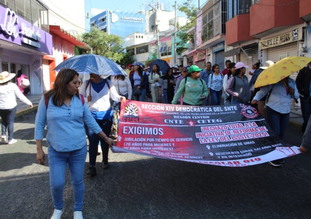 “Por nuestros derechos laborales, hasta la victoria”  