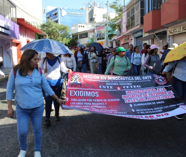 “Por nuestros derechos laborales, hasta la victoria”  