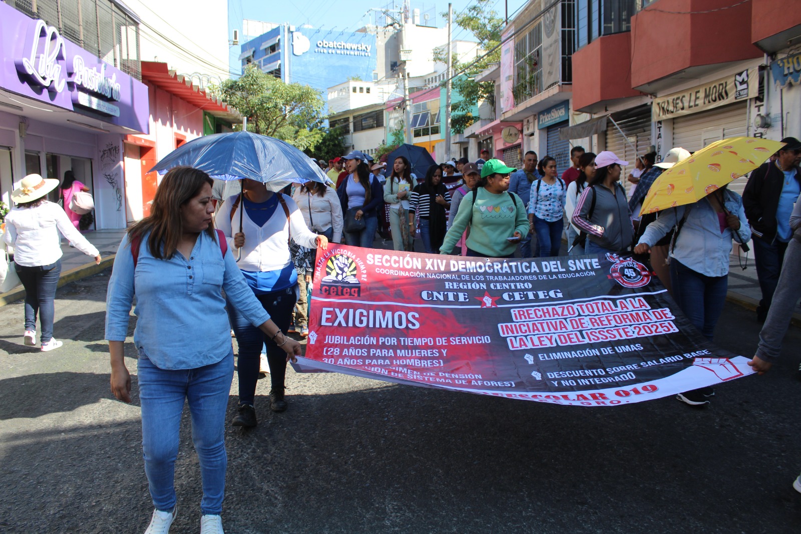 “Por nuestros derechos laborales, hasta la victoria”  