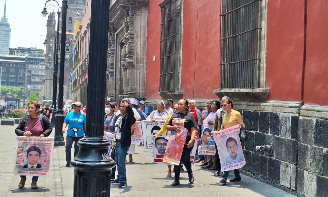 Ayotzinapa: la esperanza en nueva tecnología y renuncia del titular de la Ueilca