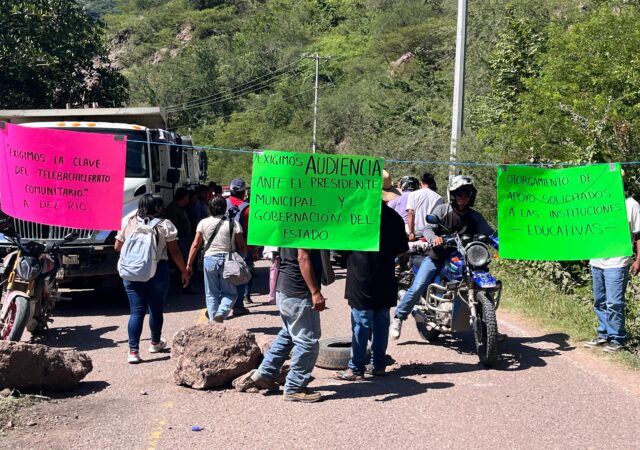 Sin respuesta de autoridades pobladores de Atlamajalcingo del Río continúan protesta