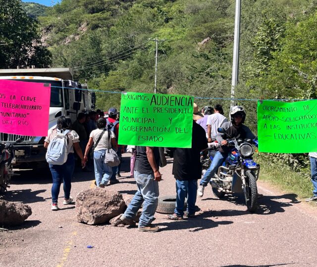 Sin respuesta de autoridades pobladores de Atlamajalcingo del Río continúan protesta