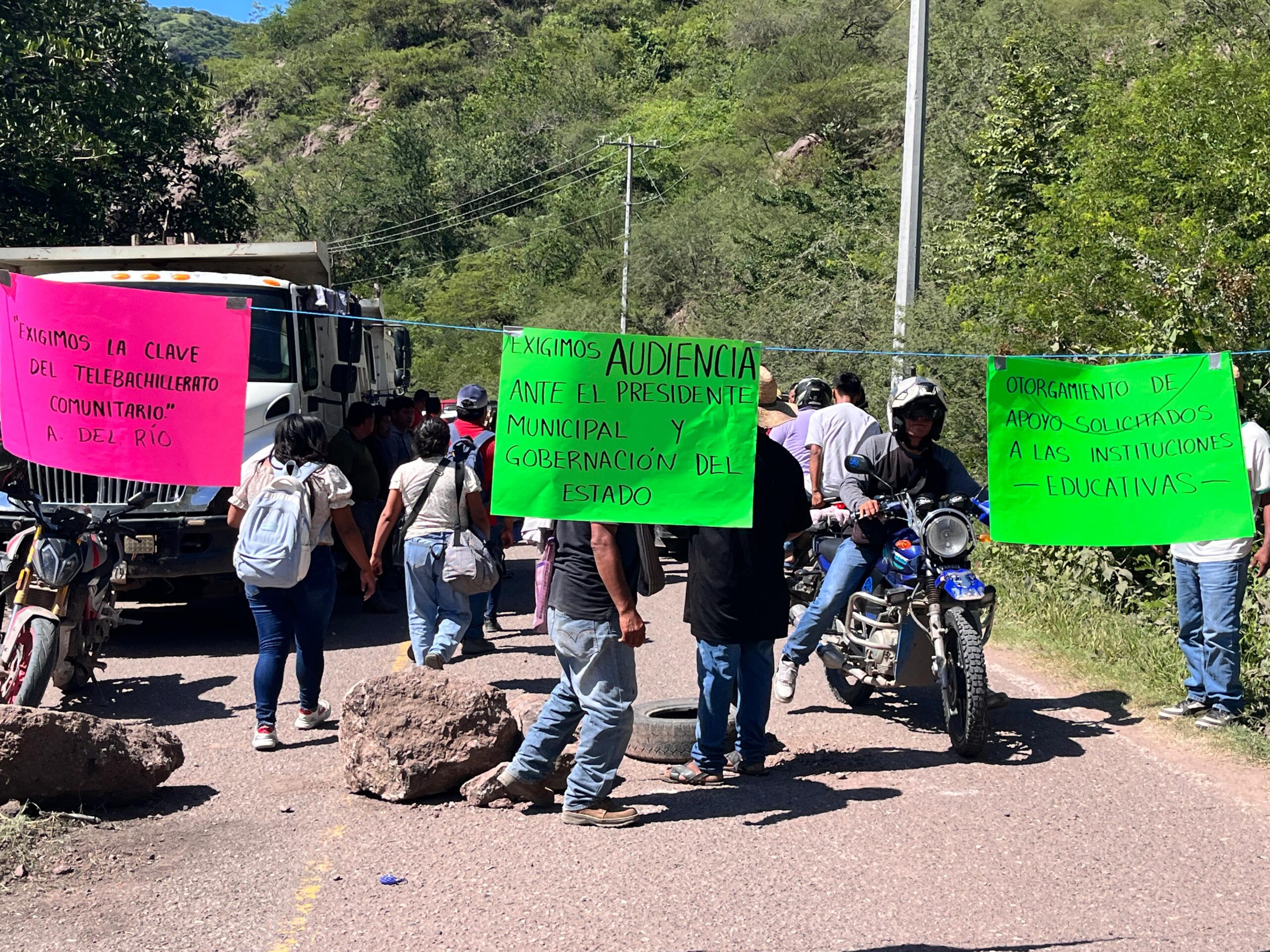 Sin respuesta de autoridades pobladores de Atlamajalcingo del Río continúan protesta