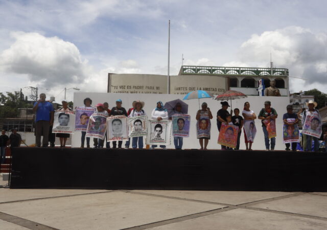 Madres y padres de los 43 marchan en Tixtla: “El Estado no hace nada”