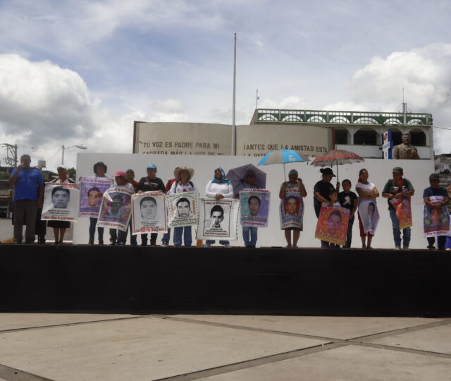 Madres y padres de los 43 marchan en Tixtla: “El Estado no hace nada”