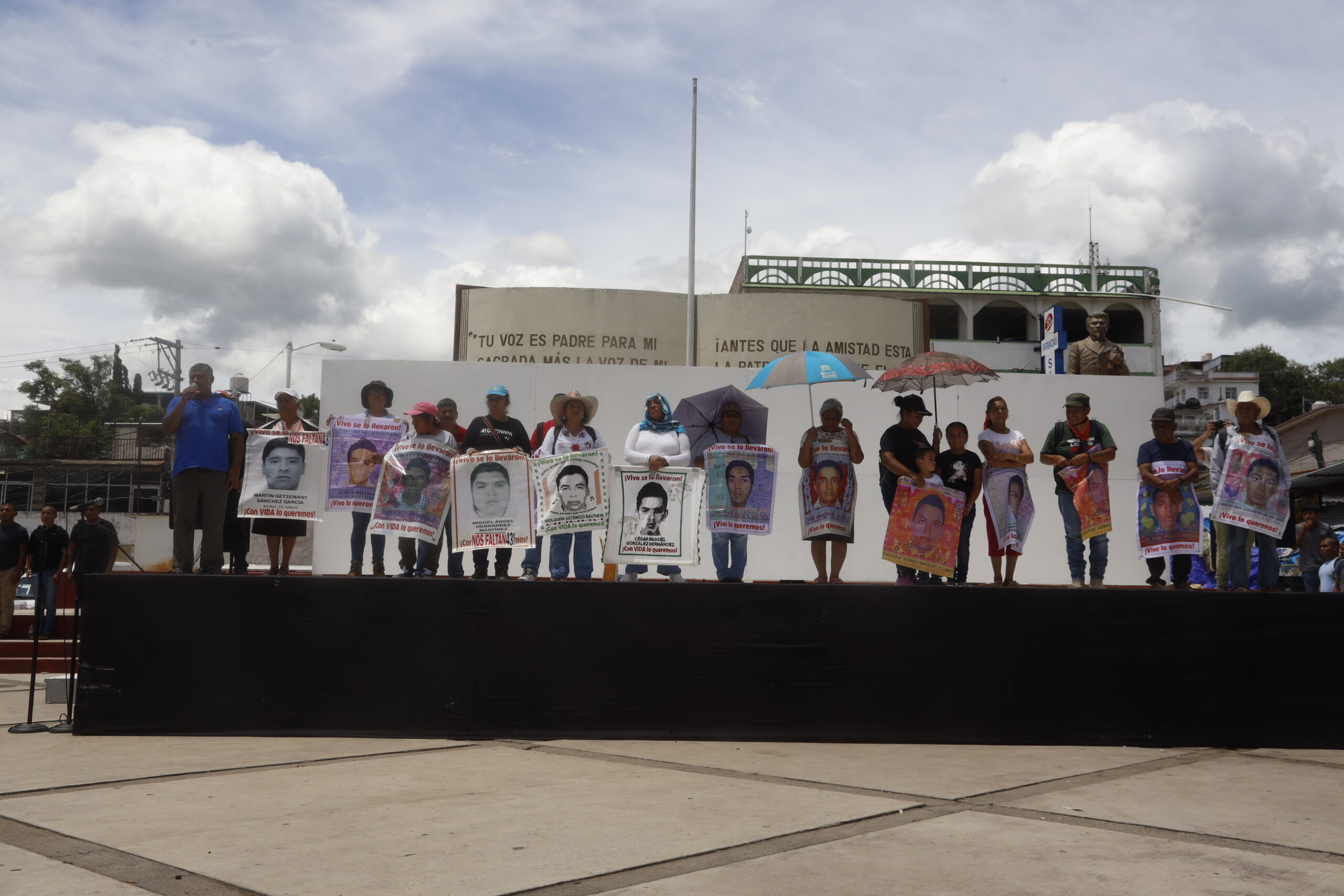 Madres y padres de los 43 marchan en Tixtla: “El Estado no hace nada”