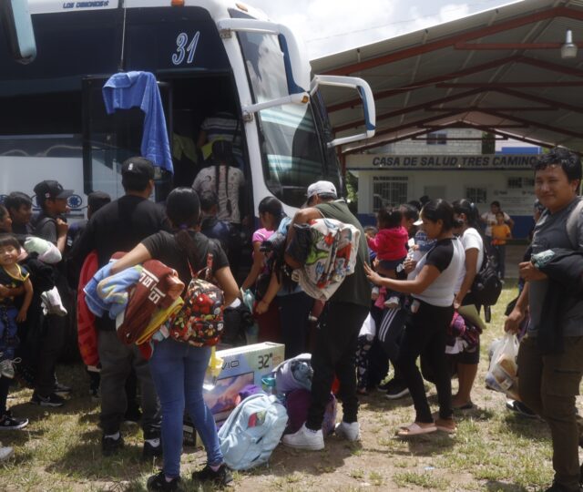 Migrar entre la línea de fuego y la explotación