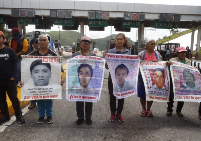 Sin respuestas, barricadas por los 43 en la caseta de Palo Blanco