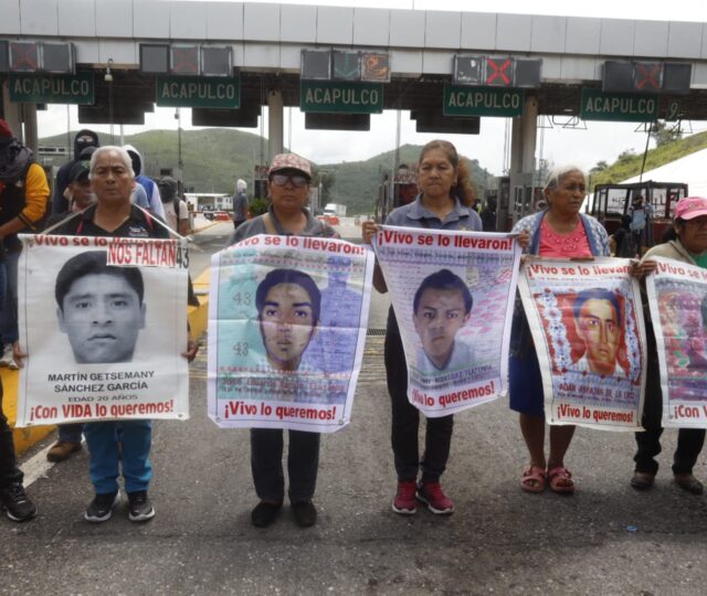 Sin respuestas, barricadas por los 43 en la caseta de Palo Blanco