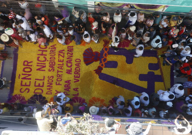 "Señor del Nicho, danos esperanza para encontrar a los 43"