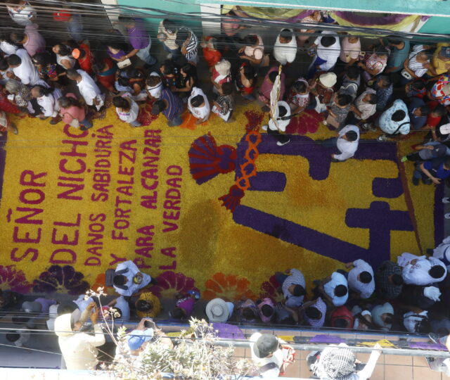 "Señor del Nicho, danos esperanza para encontrar a los 43"