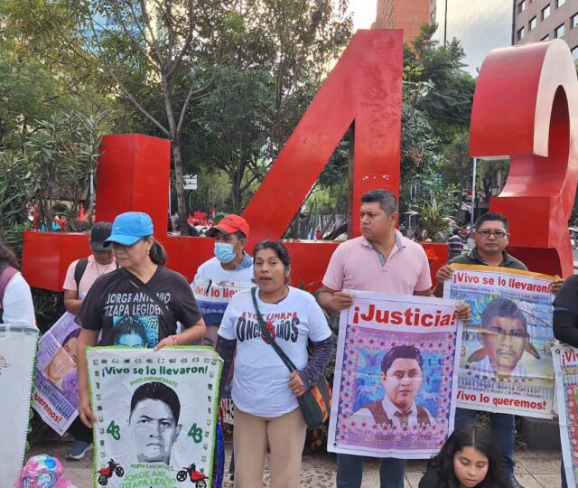 “Regresen a nuestros 43 hijos”