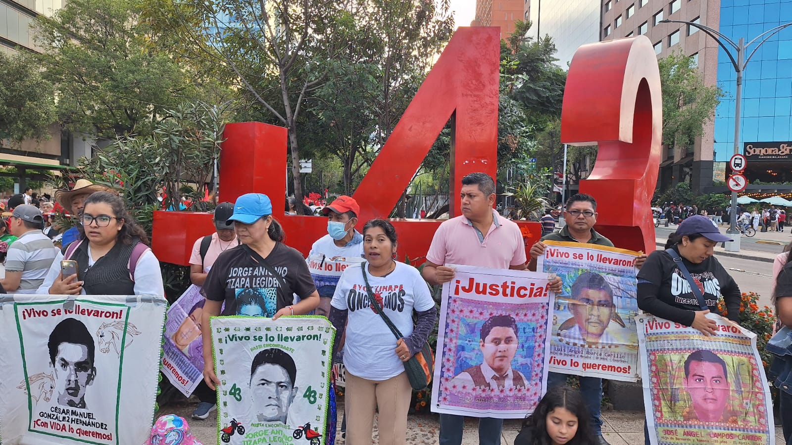 “Regresen a nuestros 43 hijos”
