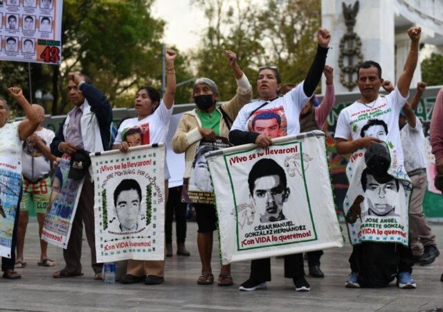 La arena del tiempo de los 43 se acaba para Claudia Sheinbaum