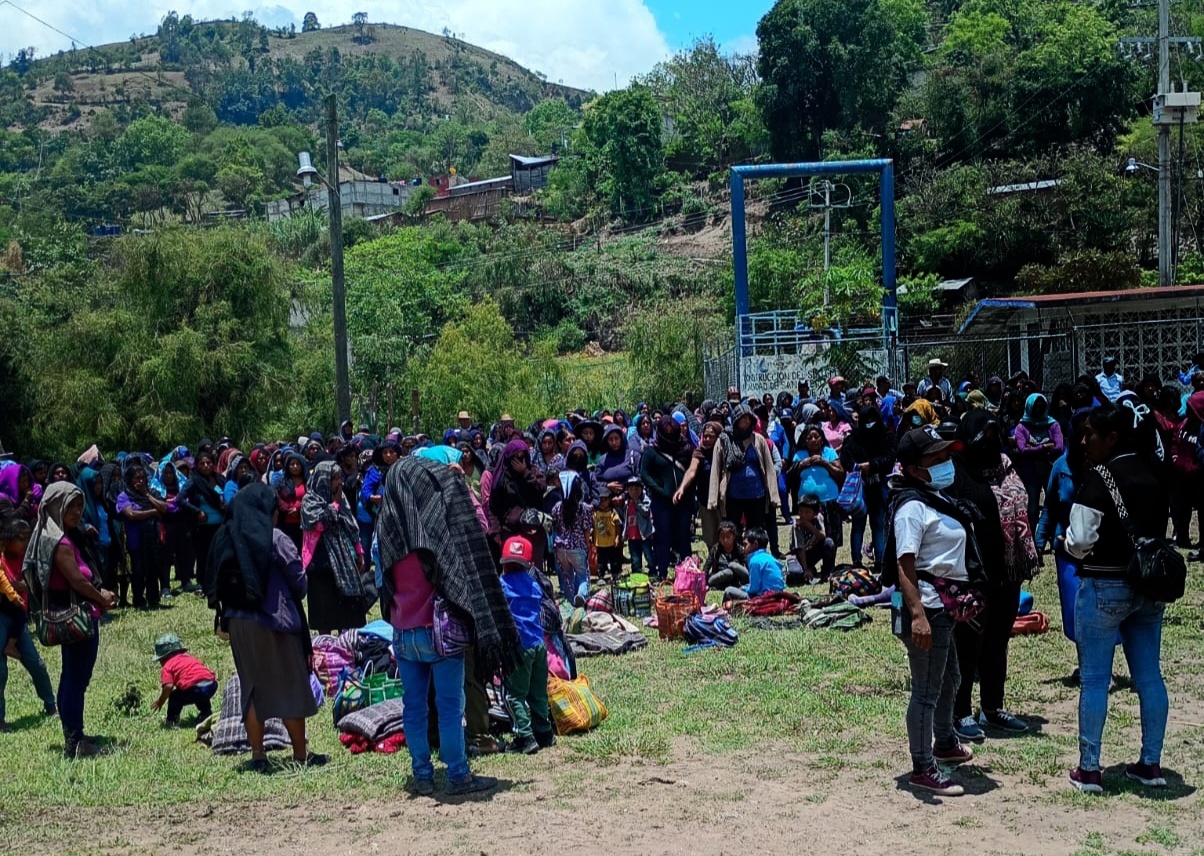 Durante 17 días siguen las balas y bombas en Huitzapula