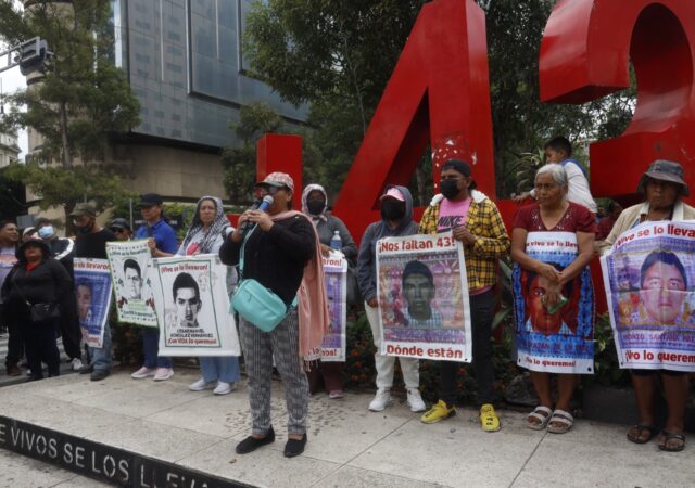 Madres de los 43 en el cerco policial