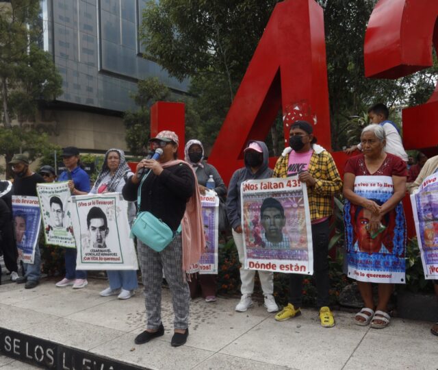 Madres de los 43 en el cerco policial