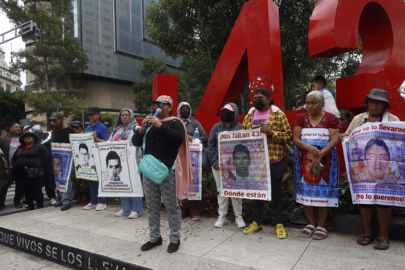 Madres de los 43 en el cerco policial