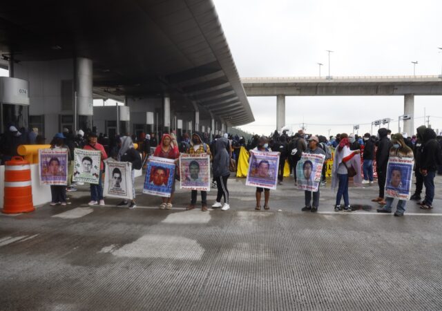 Las madres y padres de los 43 en el huracán de la represión